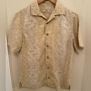 Men’s Tommy Bahama short sleeve shirt.  Excellent condition.  Size Small